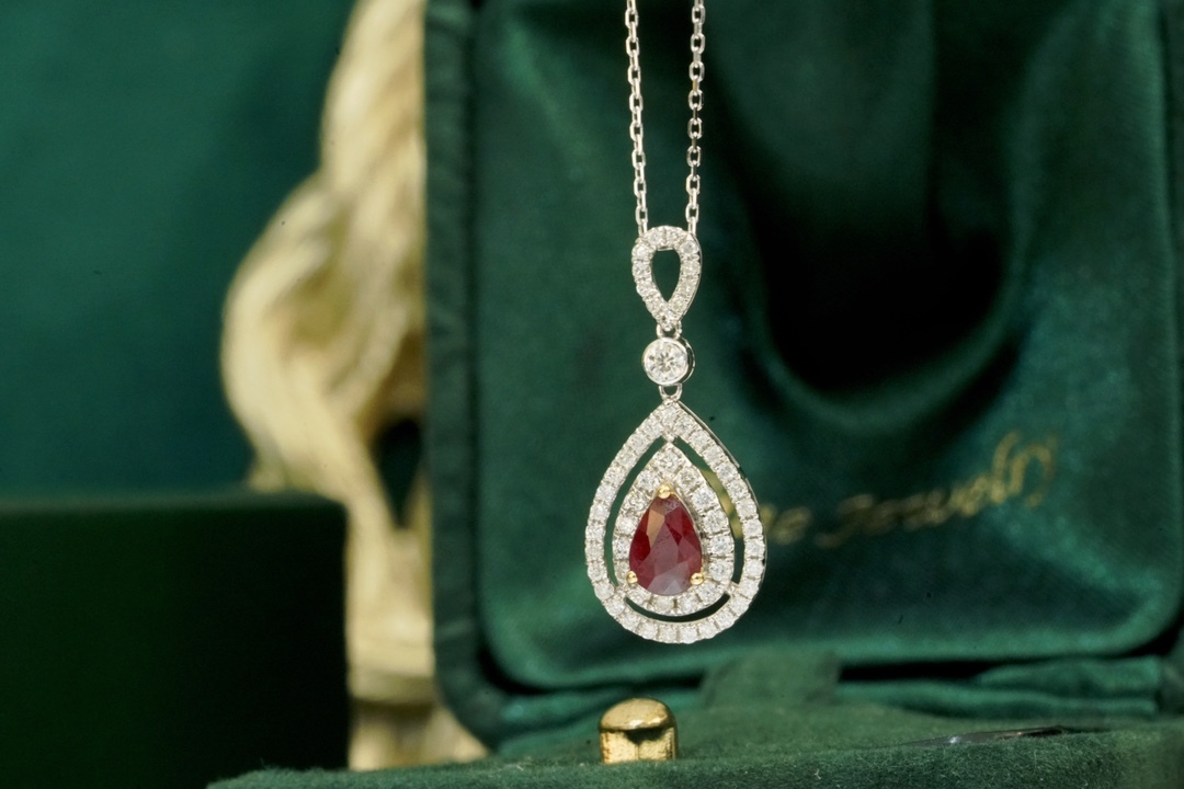 18k gold necklace with three claws inlaid with water-drop ruby 0.55ct and accessory stone 0.35ct