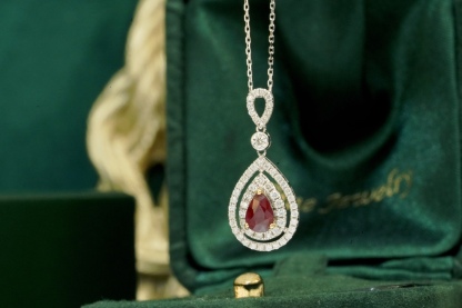 18k gold necklace with three claws inlaid with water-drop ruby 0.55ct and accessory stone 0.35ct