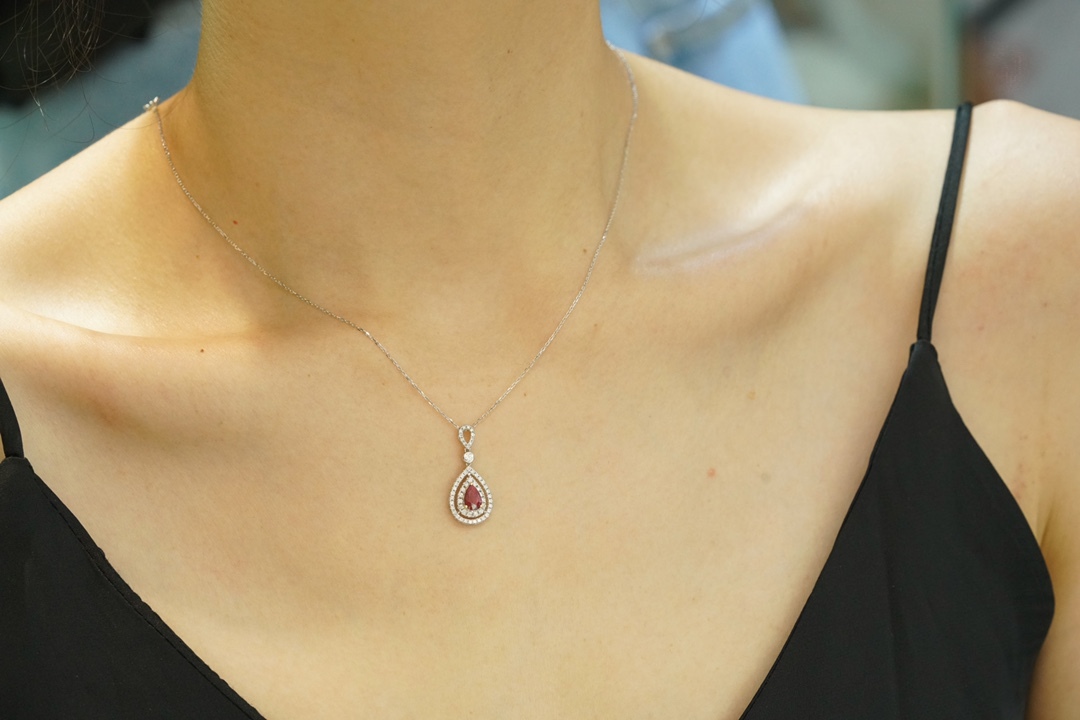 18k gold necklace with three claws inlaid with water-drop ruby 0.55ct and accessory stone 0.35ct