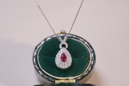 18k gold necklace with three claws inlaid with water-drop ruby 0.13ct and accessory stone 0.25ct