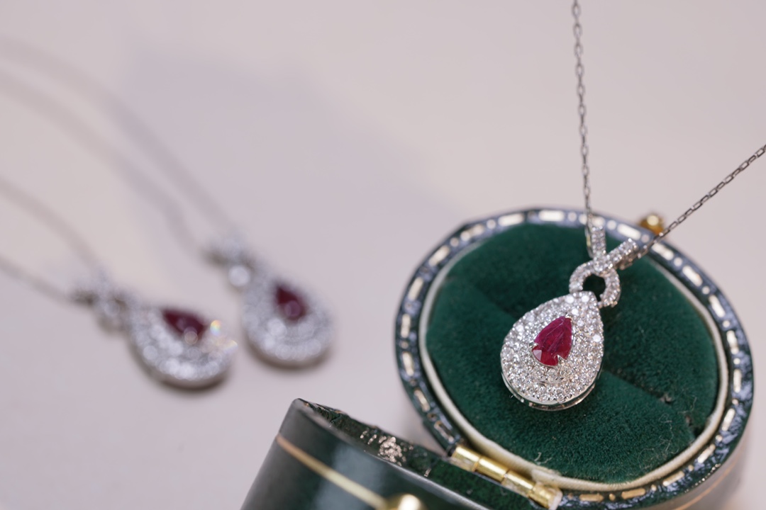 18k gold necklace with three claws inlaid with water-drop ruby 0.13ct and accessory stone 0.25ct