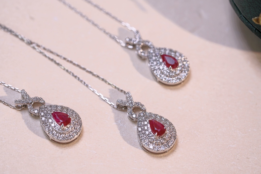 18k gold necklace with three claws inlaid with water-drop ruby 0.13ct and accessory stone 0.25ct