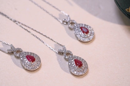 18k gold necklace with three claws inlaid with water-drop ruby 0.13ct and accessory stone 0.25ct
