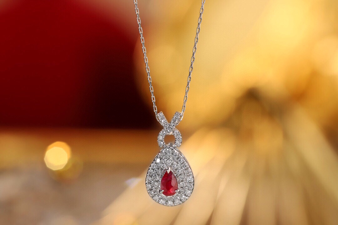 18k gold necklace with three claws inlaid with water-drop ruby 0.13ct and accessory stone 0.25ct