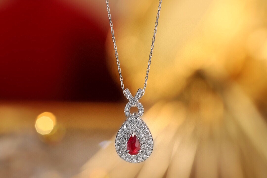 18k gold necklace with three claws inlaid with water-drop ruby 0.13ct and accessory stone 0.25ct