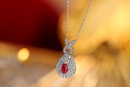 18k gold necklace with three claws inlaid with water-drop ruby 0.13ct and accessory stone 0.25ct