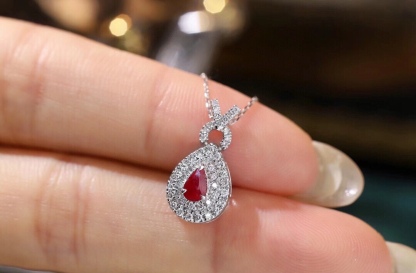 18k gold necklace with three claws inlaid with water-drop ruby 0.13ct and accessory stone 0.25ct