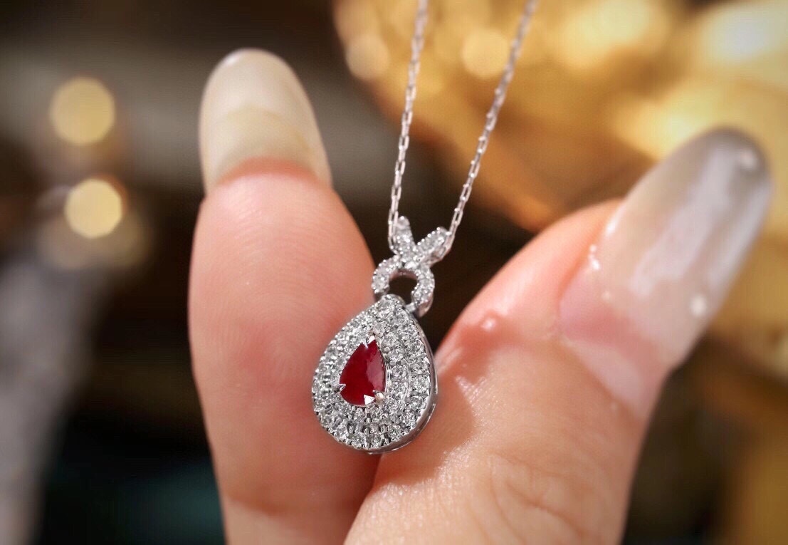 18k gold necklace with three claws inlaid with water-drop ruby 0.13ct and accessory stone 0.25ct