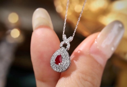 18k gold necklace with three claws inlaid with water-drop ruby 0.13ct and accessory stone 0.25ct