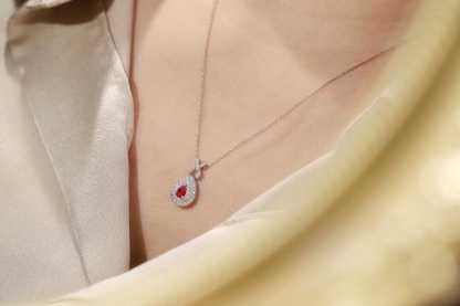 18k gold necklace with three claws inlaid with water-drop ruby 0.13ct and accessory stone 0.25ct