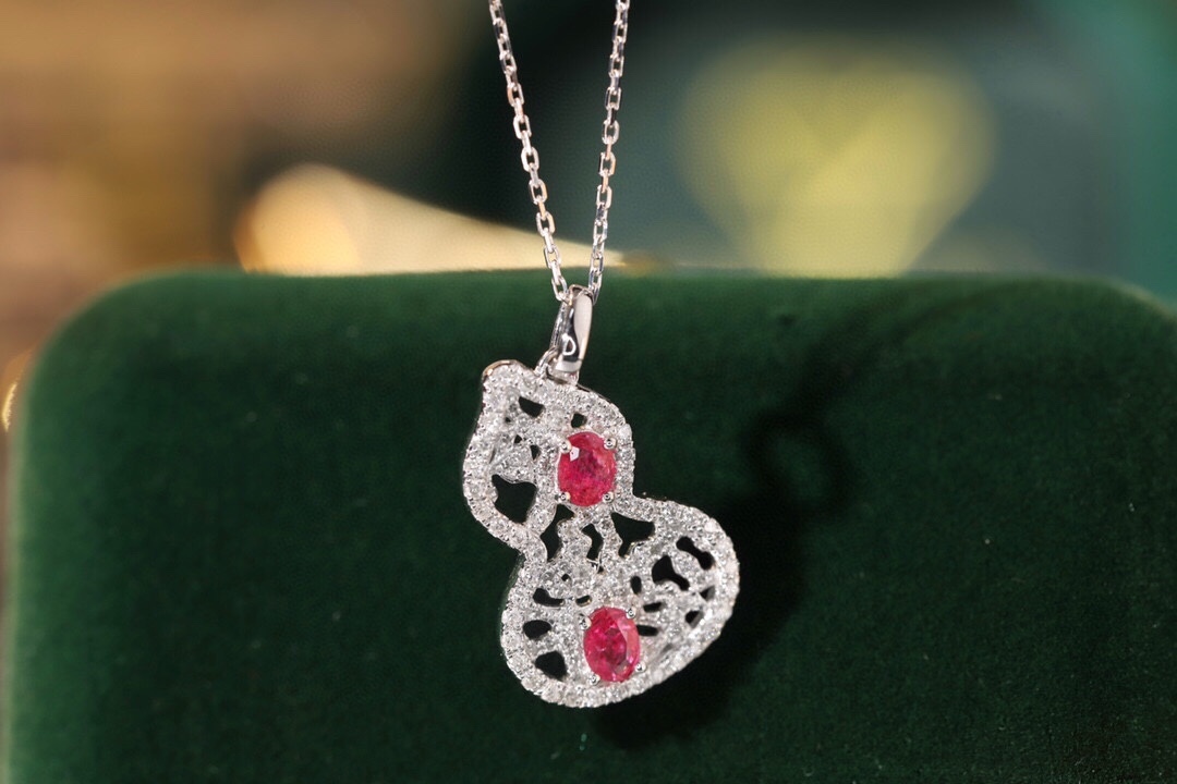 18k gold necklace gourd shape four claws inlaid with oval ruby 0.45ct accessory stone 0.35ct.