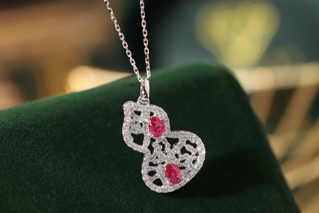 18k gold necklace gourd shape four claws inlaid with oval ruby 0.45ct accessory stone 0.35ct.