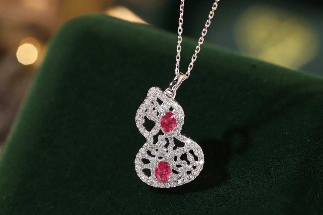 18k gold necklace gourd shape four claws inlaid with oval ruby 0.45ct accessory stone 0.35ct.