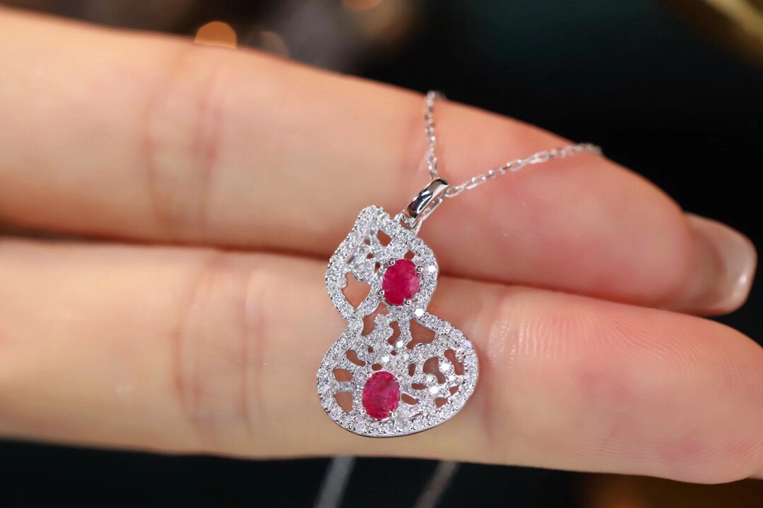 18k gold necklace gourd shape four claws inlaid with oval ruby 0.45ct accessory stone 0.35ct.