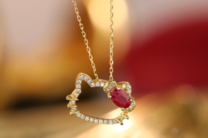 Hello Kitty 18k gold necklace gourd shape four claws inlaid with oval ruby 0.55ct accessory stone 0.18ct.