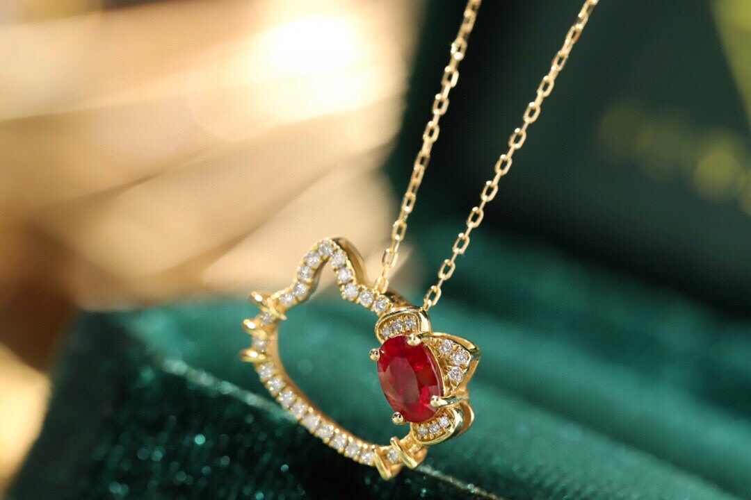 Hello Kitty 18k gold necklace gourd shape four claws inlaid with oval ruby 0.55ct accessory stone 0.18ct.