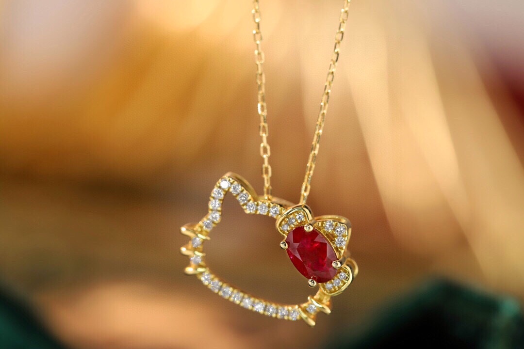 Hello Kitty 18k gold necklace gourd shape four claws inlaid with oval ruby 0.55ct accessory stone 0.18ct.