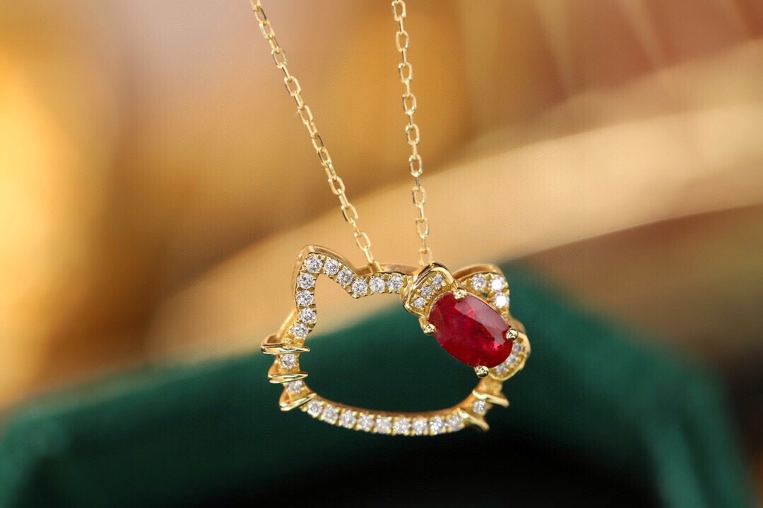 Hello Kitty 18k gold necklace gourd shape four claws inlaid with oval ruby 0.55ct accessory stone 0.18ct.