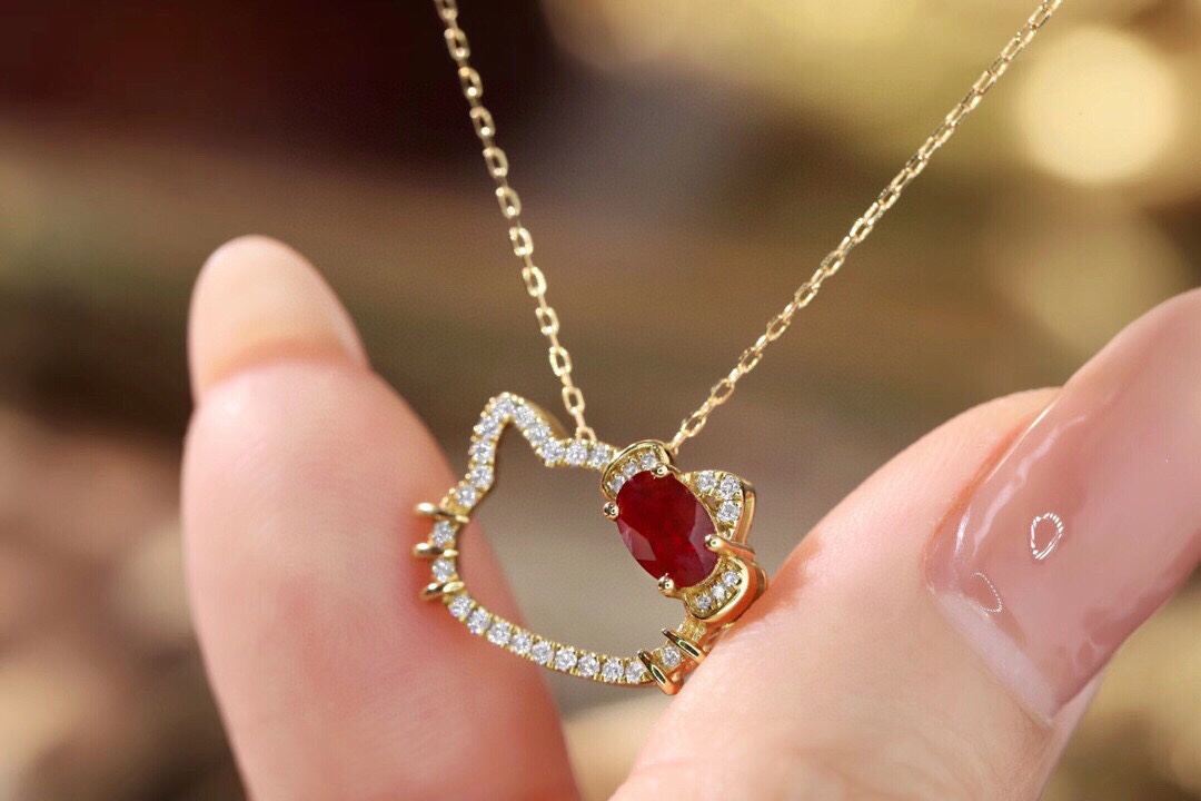 Hello Kitty 18k gold necklace gourd shape four claws inlaid with oval ruby 0.55ct accessory stone 0.18ct.