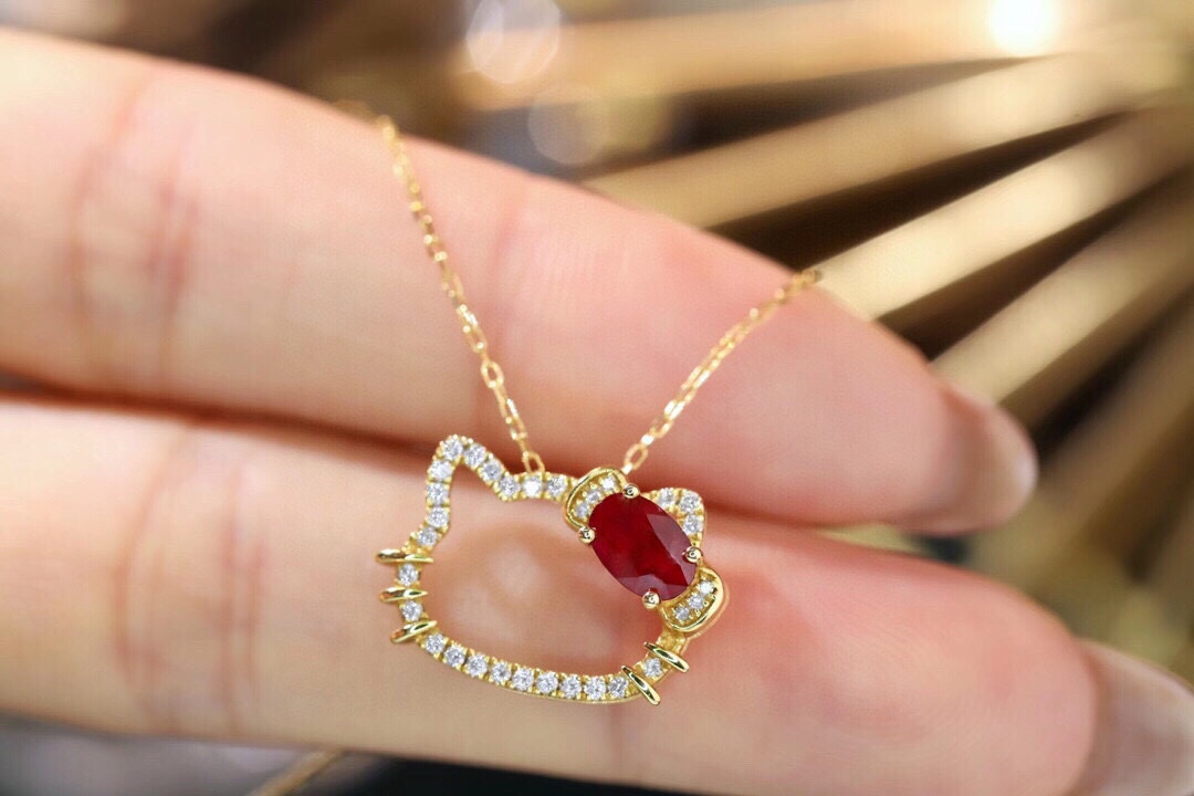 Hello Kitty 18k gold necklace gourd shape four claws inlaid with oval ruby 0.55ct accessory stone 0.18ct.