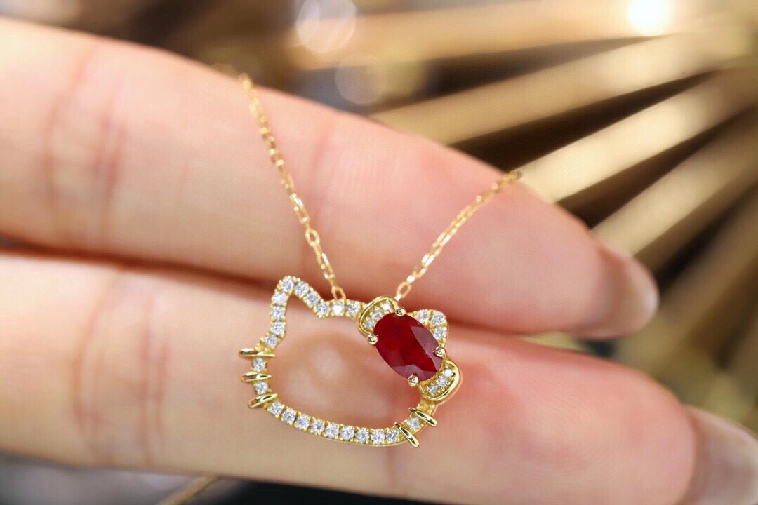 Hello Kitty 18k gold necklace gourd shape four claws inlaid with oval ruby 0.55ct accessory stone 0.18ct.