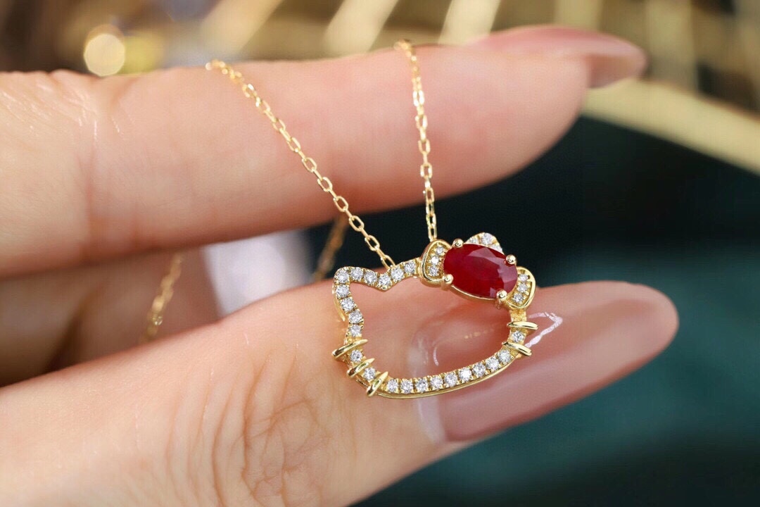 Hello Kitty 18k gold necklace gourd shape four claws inlaid with oval ruby 0.55ct accessory stone 0.18ct.