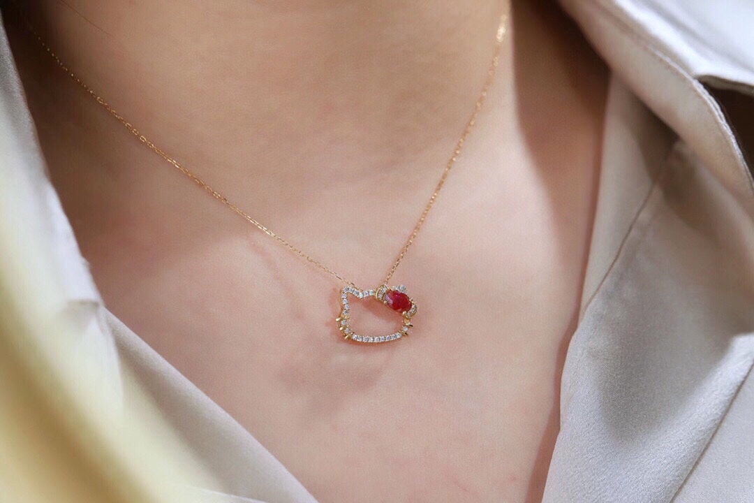 Hello Kitty 18k gold necklace gourd shape four claws inlaid with oval ruby 0.55ct accessory stone 0.18ct.