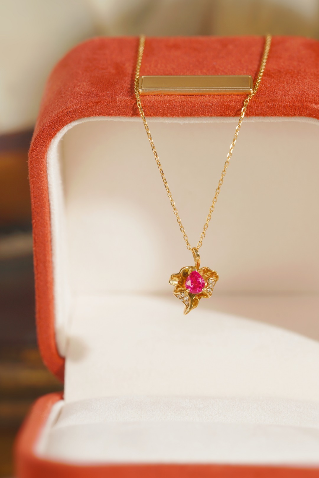 18k gold necklace with three claws inlaid with water-drop ruby 0.28ct and accessory stone 0.02ct
