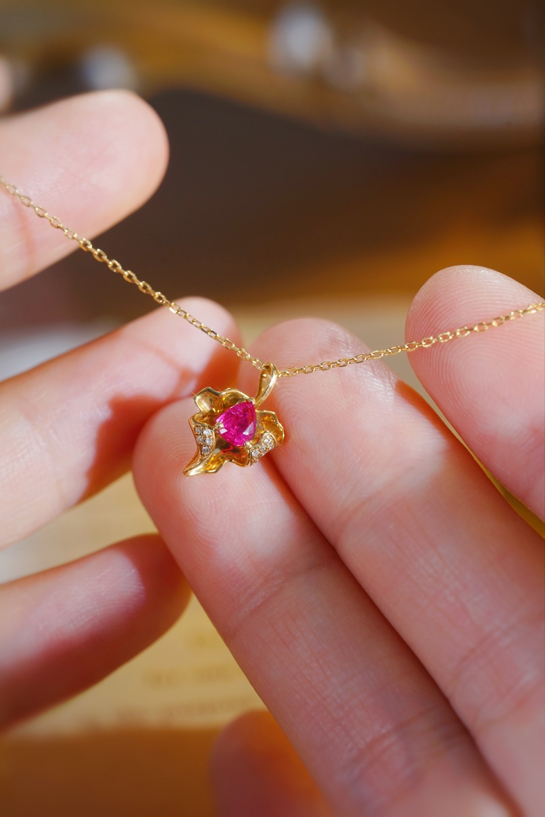 18k gold necklace with three claws inlaid with water-drop ruby 0.28ct and accessory stone 0.02ct