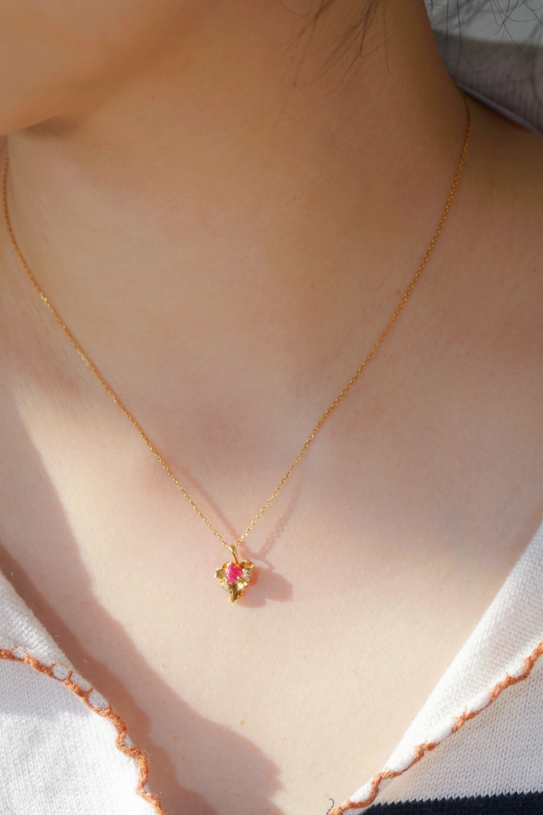 18k gold necklace with three claws inlaid with water-drop ruby 0.28ct and accessory stone 0.02ct