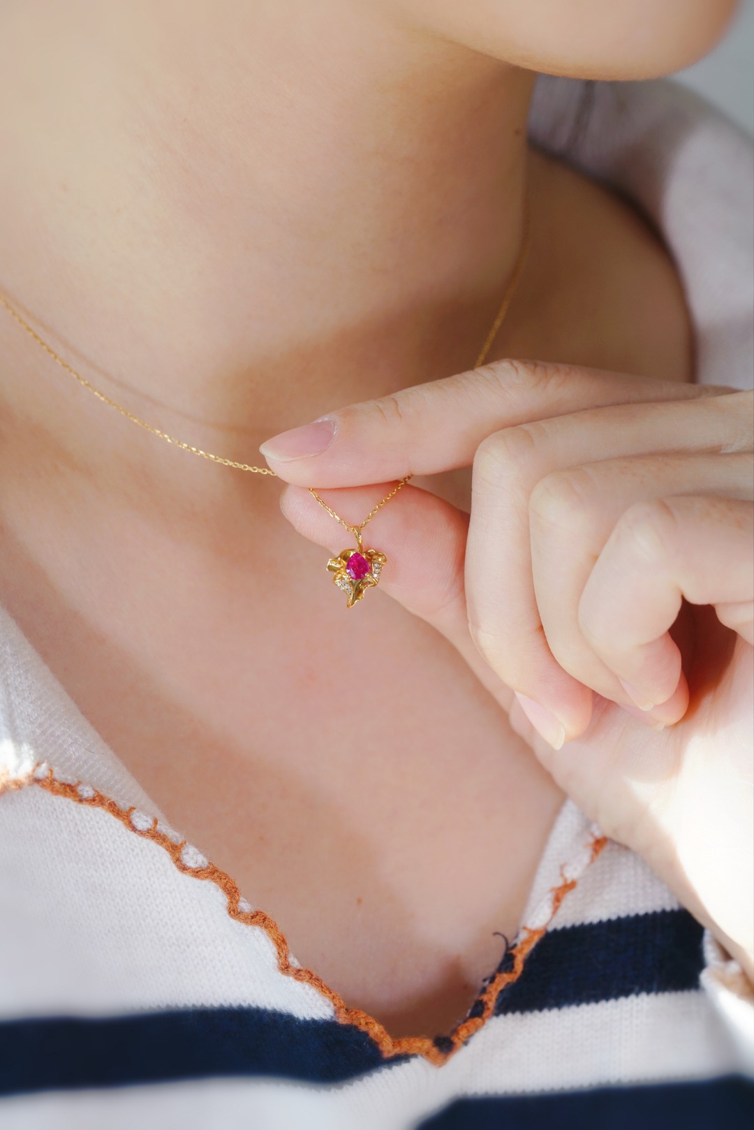 18k gold necklace with three claws inlaid with water-drop ruby 0.28ct and accessory stone 0.02ct