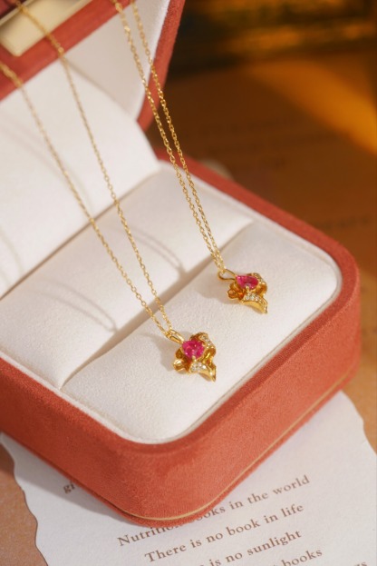 18k gold necklace with three claws inlaid with water-drop ruby 0.28ct and accessory stone 0.02ct
