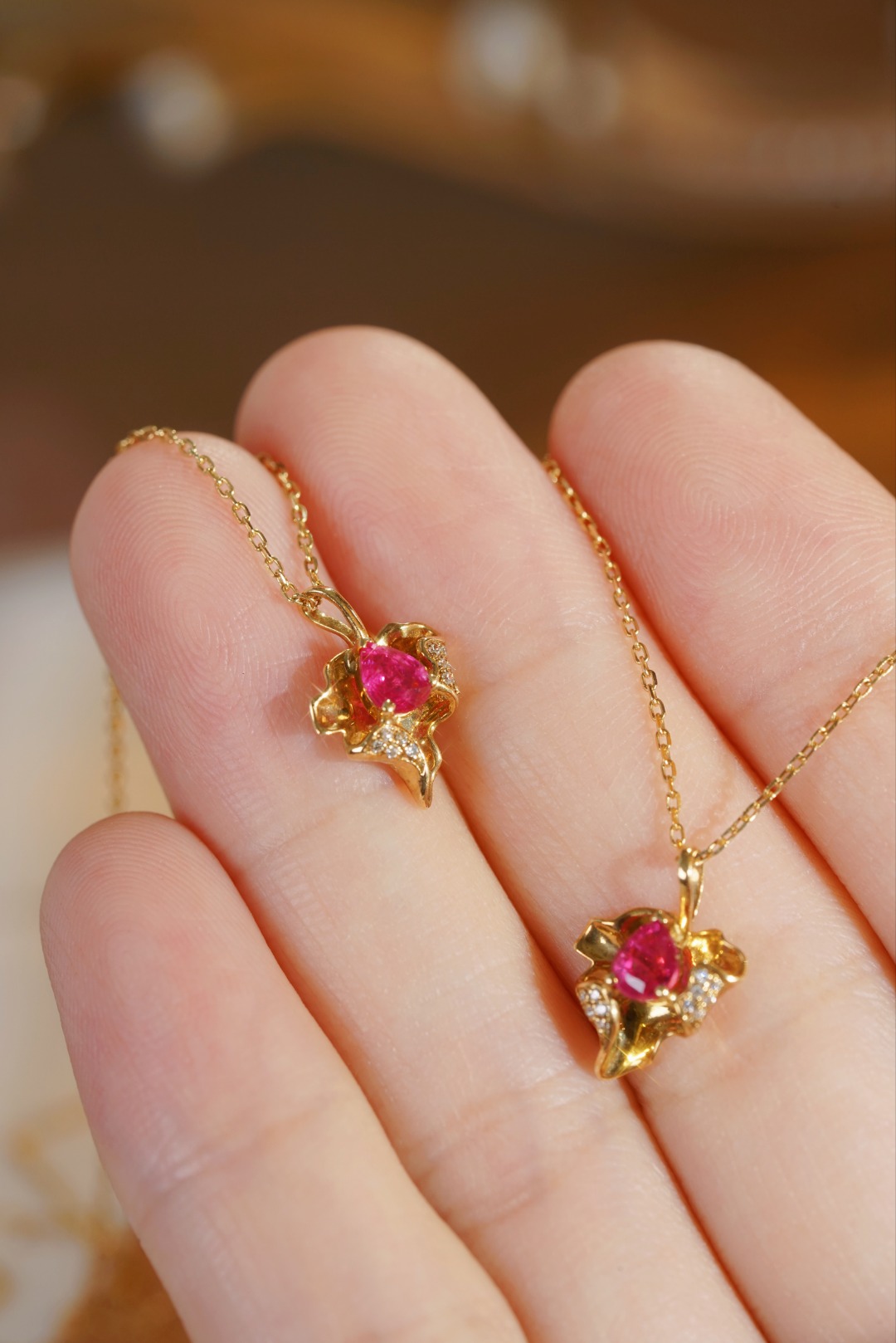 18k gold necklace with three claws inlaid with water-drop ruby 0.28ct and accessory stone 0.02ct