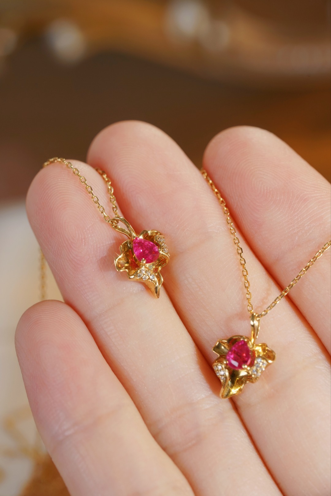 18k gold necklace with three claws inlaid with water-drop ruby 0.28ct and accessory stone 0.02ct