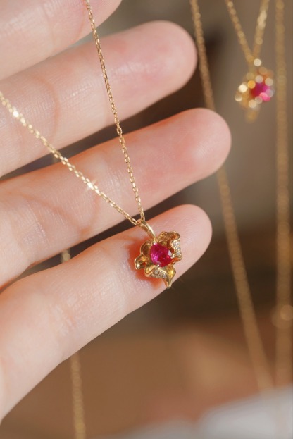 18k gold necklace with three claws inlaid with water-drop ruby 0.28ct and accessory stone 0.02ct