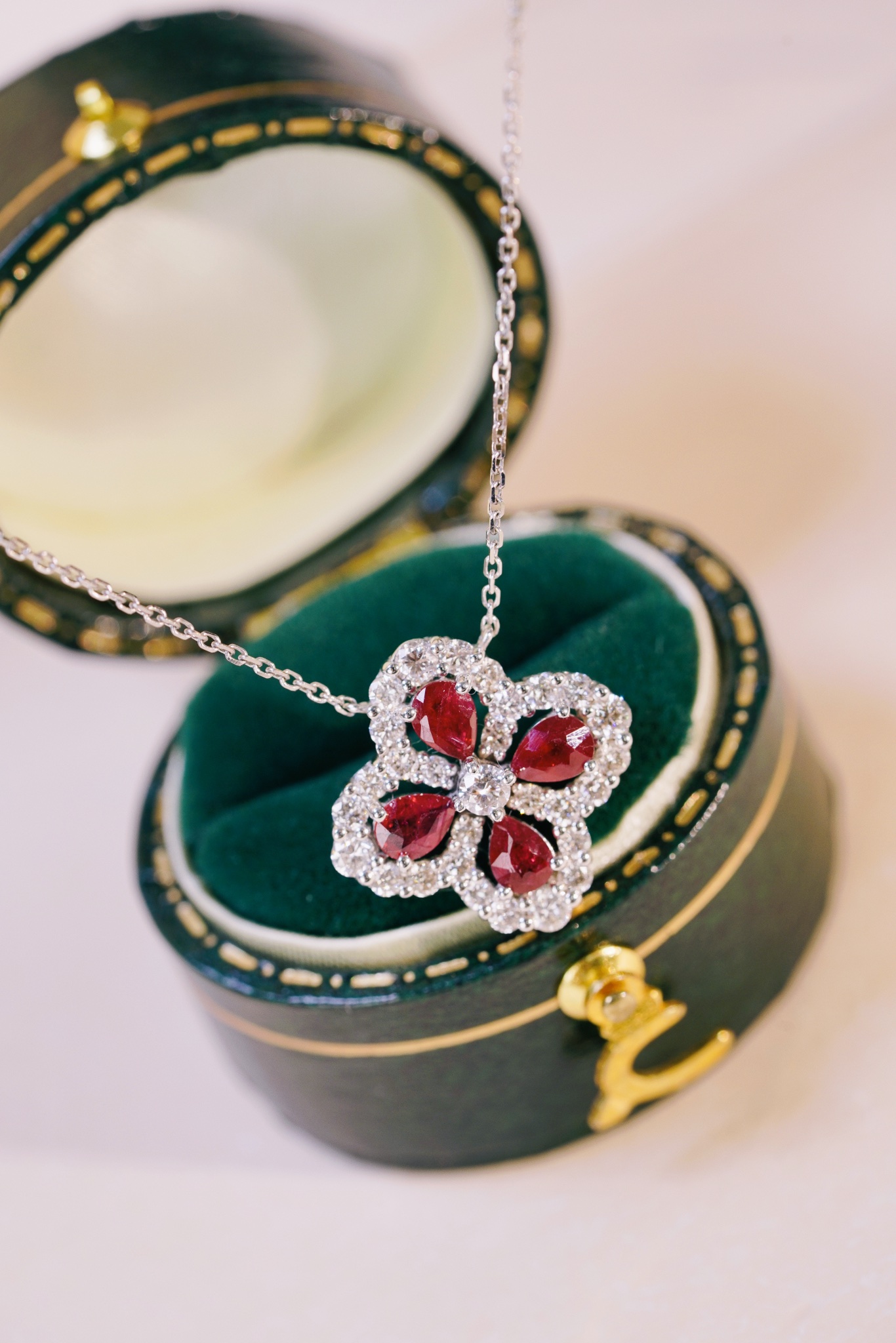 18k gold necklace in clover shape, with a droplet-shaped ruby of 0.70 carats and a natural diamond of also 0.70 carats.