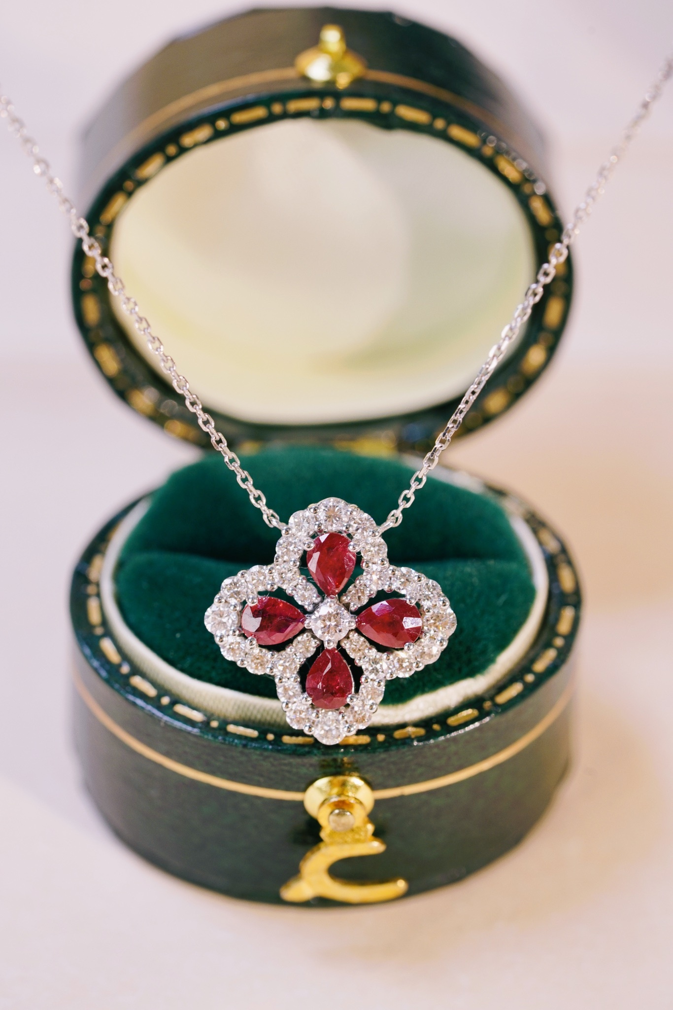 18k gold necklace in clover shape, with a droplet-shaped ruby of 0.70 carats and a natural diamond of also 0.70 carats.