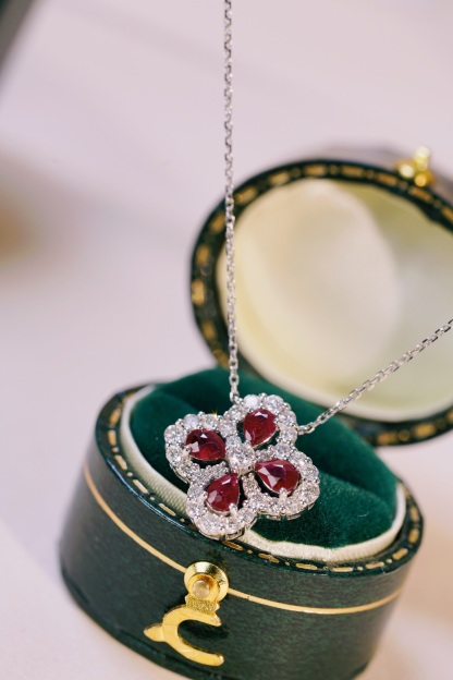 18k gold necklace in clover shape, with a droplet-shaped ruby of 0.70 carats and a natural diamond of also 0.70 carats.