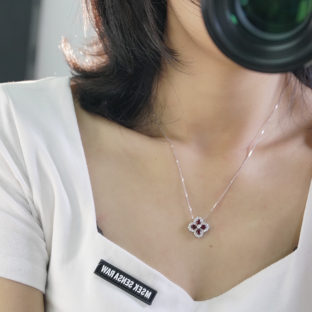 18k gold necklace in clover shape, with a droplet-shaped ruby of 0.70 carats and a natural diamond of also 0.70 carats.