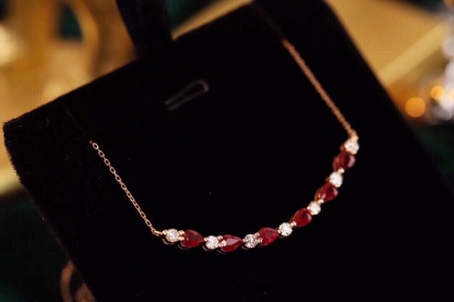 18-karat gold necklace set with 1.15-carat ruby and 0.38-carat diamond.
