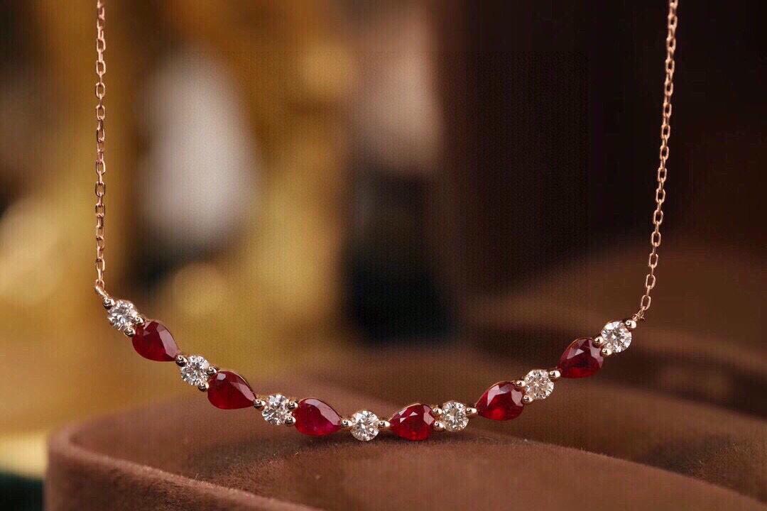 18-karat gold necklace set with 1.15-carat ruby and 0.38-carat diamond.