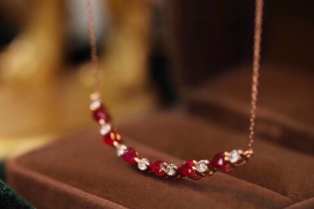 18-karat gold necklace set with 1.15-carat ruby and 0.38-carat diamond.