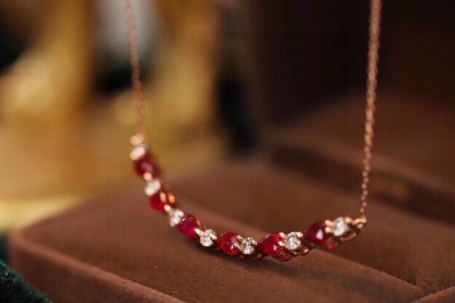 18-karat gold necklace set with 1.15-carat ruby and 0.38-carat diamond.