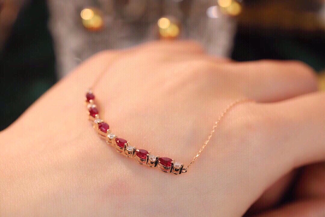 18-karat gold necklace set with 1.15-carat ruby and 0.38-carat diamond.