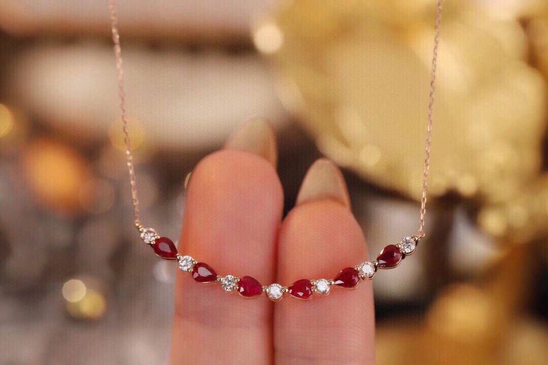 18-karat gold necklace set with 1.15-carat ruby and 0.38-carat diamond.