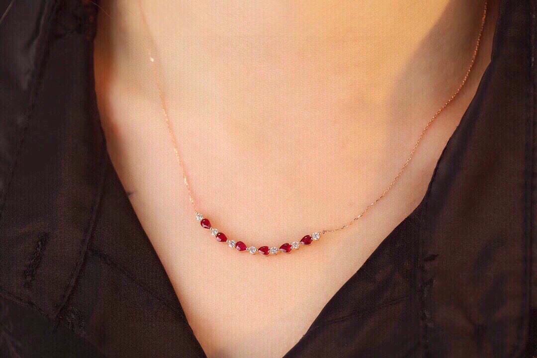 18-karat gold necklace set with 1.15-carat ruby and 0.38-carat diamond.