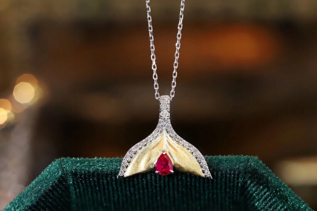 Mermaid series 18k gold necklace with a 0.28-carat ruby and a 0.20-carat natural diamond.