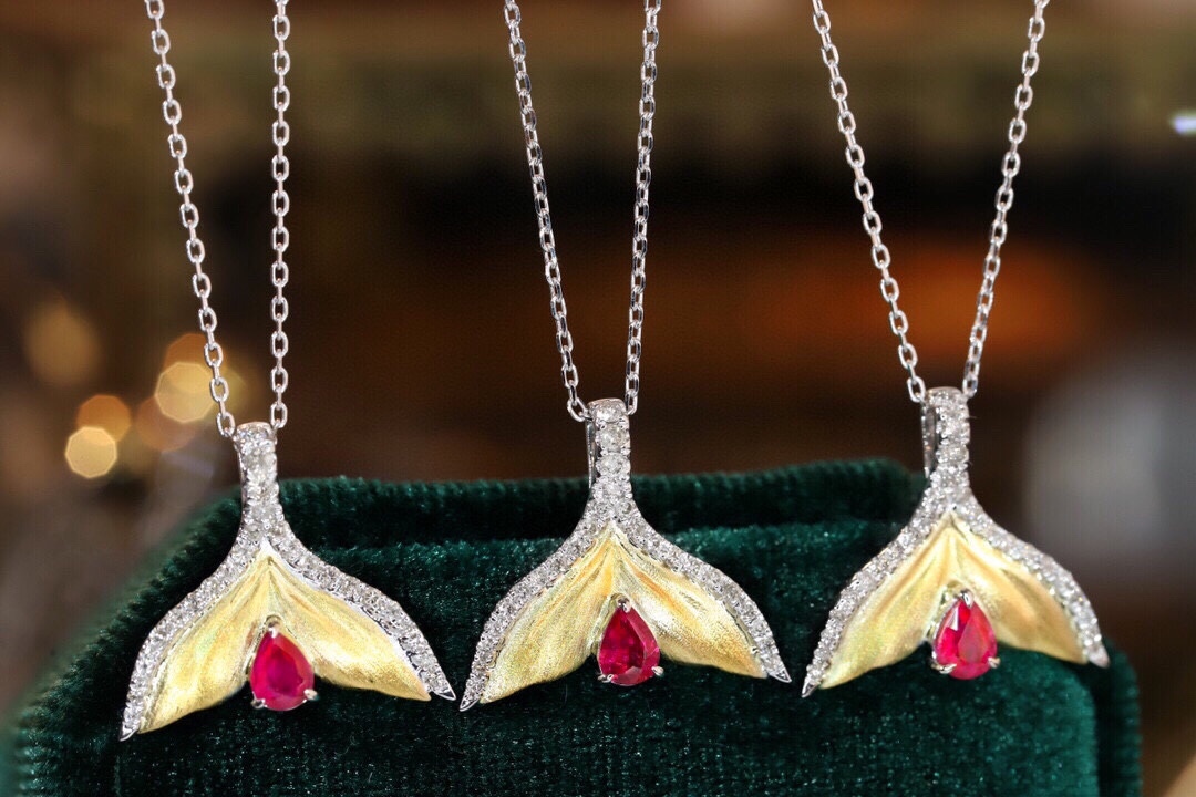 Mermaid series 18k gold necklace with a 0.28-carat ruby and a 0.20-carat natural diamond.