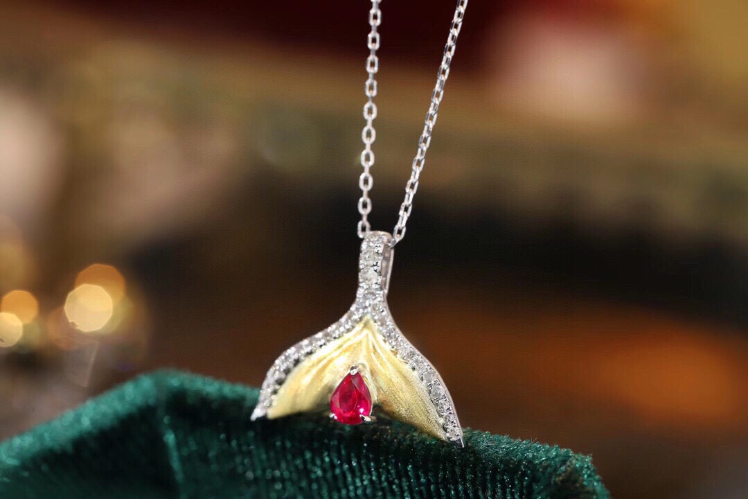 Mermaid series 18k gold necklace with a 0.28-carat ruby and a 0.20-carat natural diamond.