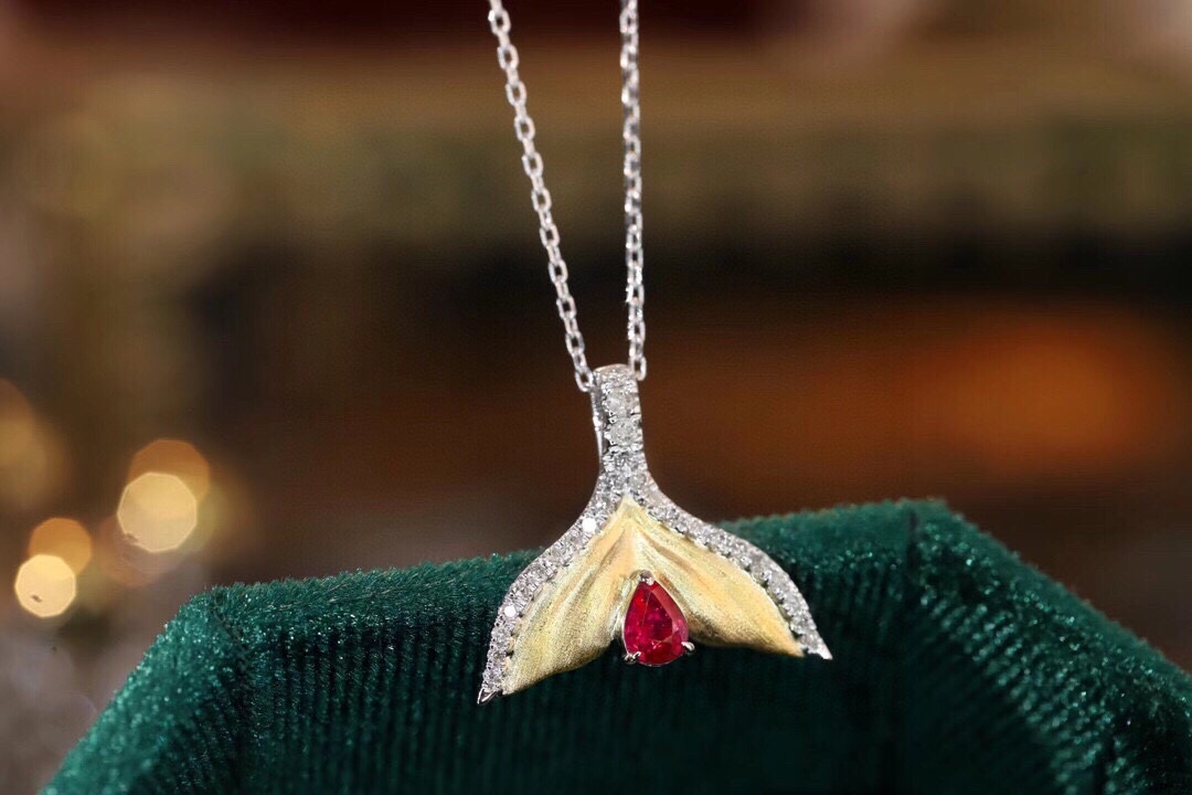 Mermaid series 18k gold necklace with a 0.28-carat ruby and a 0.20-carat natural diamond.